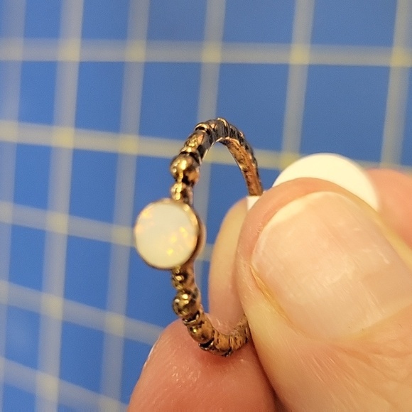 Iridescent Opaque Stone Antique Gold Tone Textured Ring Band Size 8 - Picture 1 of 6